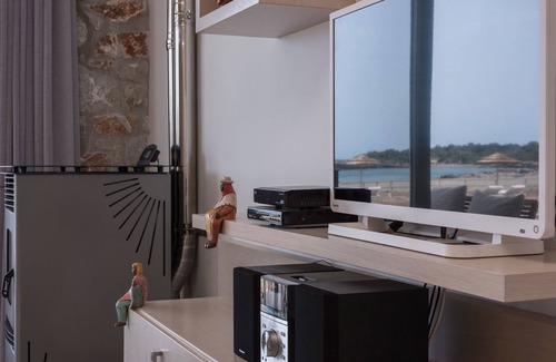 Gialos Villa | LITHOS-CEDAR BAY BEACHSIDE VILLAS-LUXURY STONE VILLA -PRIVATE POOL