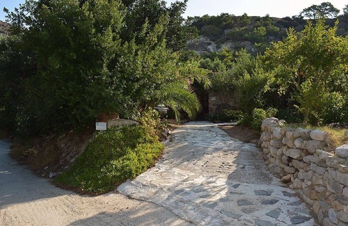 Aspros Potamos Cottage | "Lithospito" 300 years old Natura cottages spacious private garden by the river