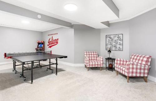 Bloomington Apartment | Little 5 Condo King Beds Ping-pong Garage