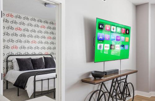 Bloomington Apartment | Little 5 Condo King Beds Ping-pong Garage