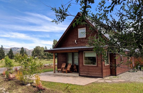 Winthrop Cabin | Little Bear Cabin-Dog Friendly,Close to Winthrop's Downtown and Ski Trailhead!