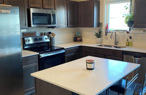 Altoona House | Little bit country, charming 3-bedroom house with WiFi, AC in Bondurant