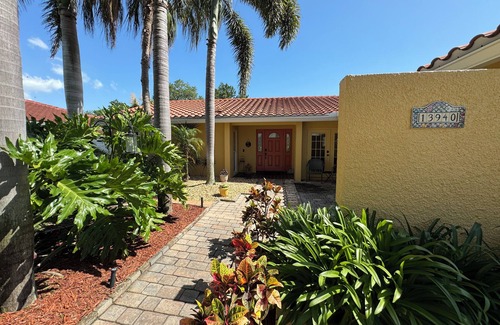 Seminole House | Little bit of heaven, 3BR 2BA heated pool, gorgeous yard & <10 min to the beach!