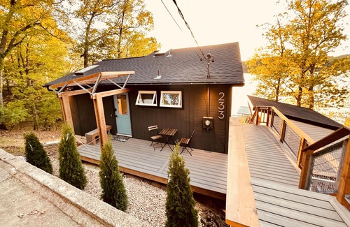 Linn Creek House | LITTLE BLACK SHACK a 5b-3ba lakehouse on the Main channel of Lake of the Ozarks