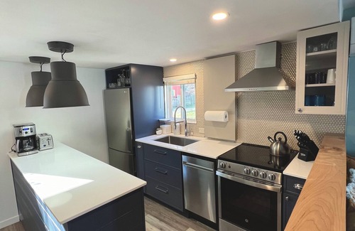Port Stanley House | Little Blue on Second St! Cozy & close to the beach, pub, bar, and downtown!