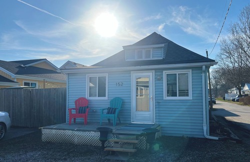 Port Stanley House | Little Blue on Second St! Cozy & close to the beach, pub, bar, and downtown!