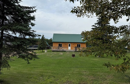 Central Alberta Cabin | Little cabin near a lake