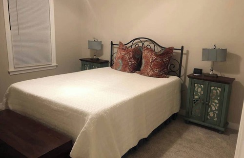 Henderson House | Little Cedar Cottage close to everything