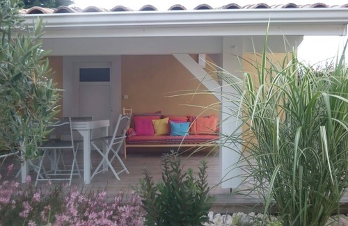 Andernos-les-Bains Cottage | LITTLE COZY NEST SURROUNDED BY A LANDSCAPE GARDEN