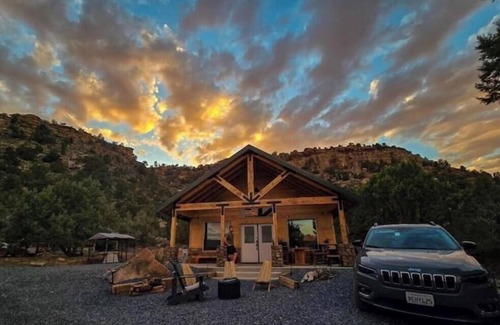 Apple Valley House | Little Creek Mesa Cabin with Zion NP Views-Jacuzzi