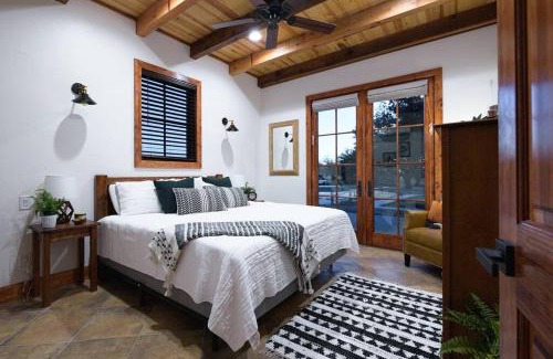 Waco House | Little Dutch Cabin #3 - 12 min to Magnolia-Baylor