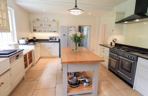 Portinscale Cottage | LITTLE ELLERS, family friendly, with a garden in Portinscale