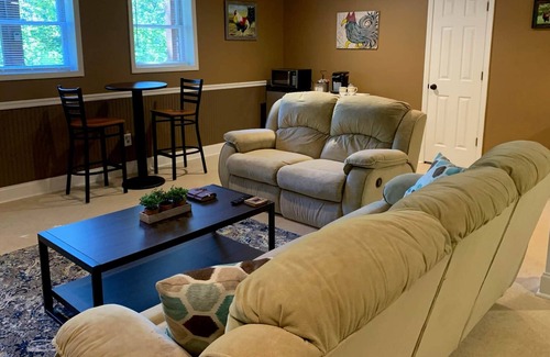 Canton House | Little Farm π Cozy King Bed private driveway/entry