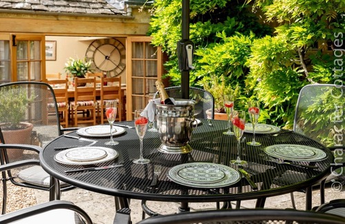 Broadway House | LITTLE GABLES, family friendly, character holiday cottage in Broadway