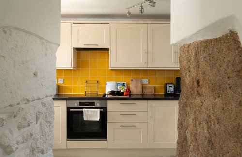 Penzance Cottage | Little Gwenver - character Cornish cottage above stunning beach, dog friendly