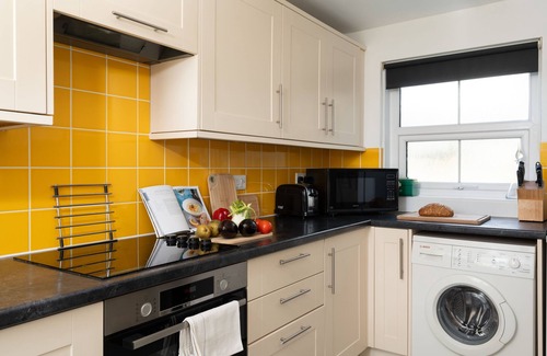 Penzance Cottage | Little Gwenver - character Cornish cottage above stunning beach, dog friendly