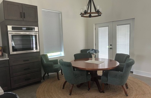 Hearne House | Little House on the Creek- 15 min from The Franklin Ranch 30 min from Kyle Field
