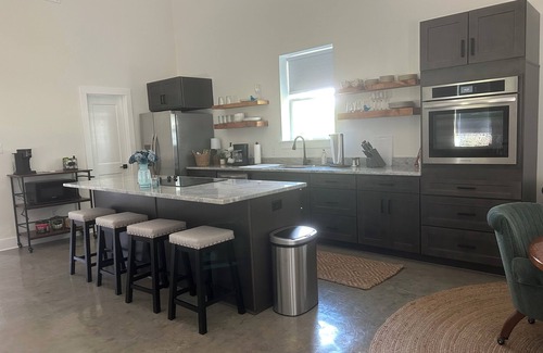 Hearne House | Little House on the Creek- 15 min from The Franklin Ranch 30 min from Kyle Field