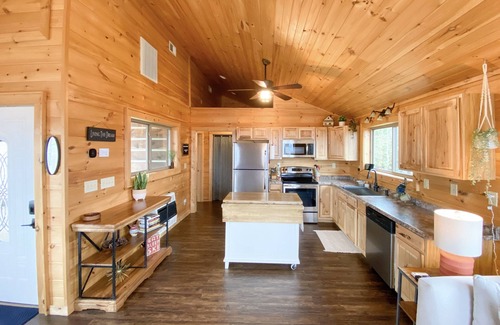 Blowing Rock Cabin | Little Log Cabin: Cozy 1BR w/Long Range Views