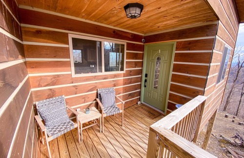 Blowing Rock Cabin | Little Log Cabin: Cozy 1BR w/Long Range Views