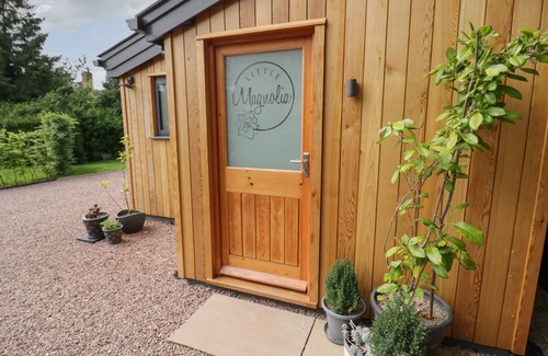 Forest of Dean Cottage | LITTLE MAGNOLIA, romantic, with a garden in Upton Upon Severn