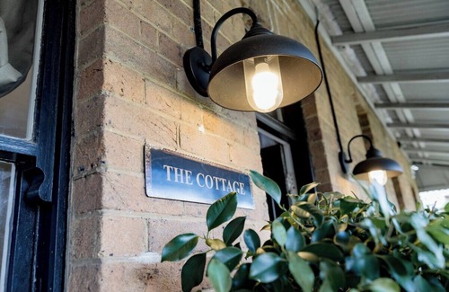 Wollongong CBD Cottage | Little Milton Heritage Cottage 5 minutes walk to Harbour,