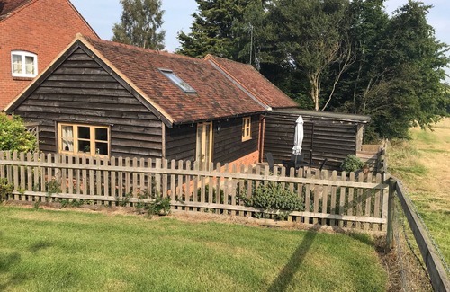 Leighton Buzzard House | Little Oak Barn, delightful barn in a beautiful quiet setting, sleeps 2 only.