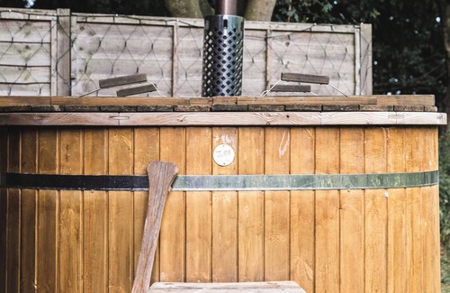 Winestead Cottage | LITTLE OTCHAN SHEPHERD'S HUT, romantic, with hot tub in Roos