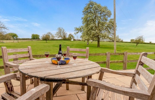 Upton Snodsbury Cottage | Little Owl Barn - sleeps 4 guests in 2 bedrooms