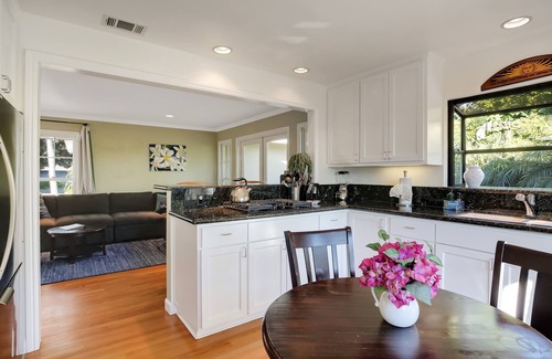 East Mesa House | Little Palm Cottage - Steps from Shoreline Park, walk to beach, live like a local