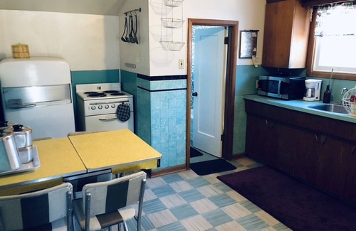 Winnipeg Apartment | Little Piece of Heaven Cozy Retro Suite - Separate entrance