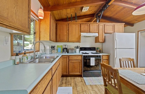 Twain Harte Cabin | Little Red Cabin - King bed, 25 minutes to Dodge Ridge & Pinecrest