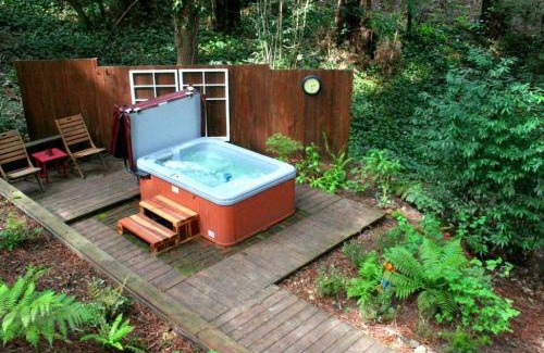 Northwood House | Little Red House Plus! Redwoods! Hot Tub! BBQ Grill! Fast WiFi! Near Golf Course! Dog Friendly!