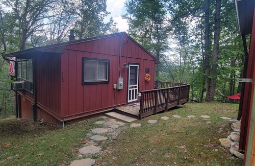 Rileyville Cabin | Little Red Wolf - A charming, cozy cabin on the Shenandoah Ridge.