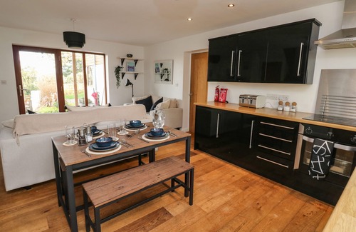 Totnes Cottage | LITTLE RONDEVAL, pet friendly, character holiday cottage in Totnes