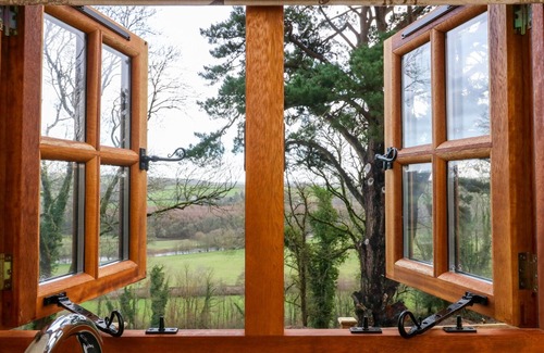 Umberleigh Cottage | LITTLE SILVER FOX, romantic, with hot tub in High Bickington