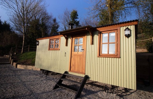 Umberleigh Cottage | LITTLE SILVER LEAF, romantic, with hot tub in High Bickington