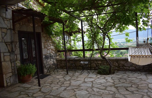 Lilaia Cottage | Little stone maisonette