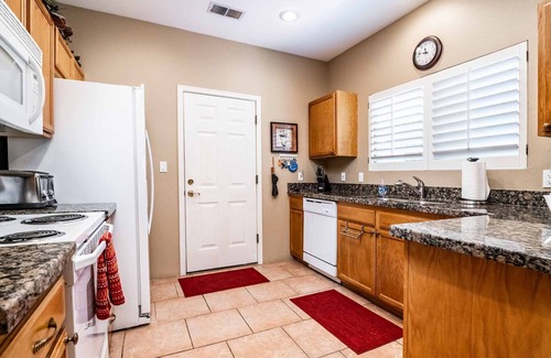 Nepenthe House | Little taste of Heaven, 5 min walk to pool/hot tub, close to hikes & restaurants