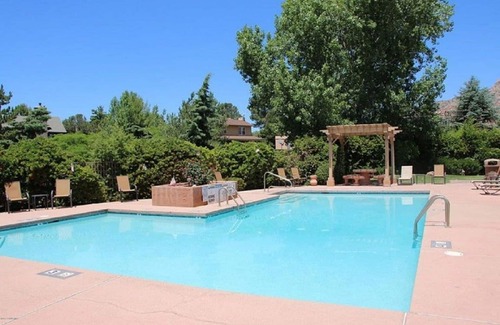 Nepenthe House | Little taste of Heaven, 5 min walk to pool/hot tub, close to hikes & restaurants