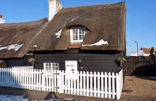 Walton on the Naze Cottage | LITTLE THATCH, pet friendly, with a garden in Walton-On-The-Naze