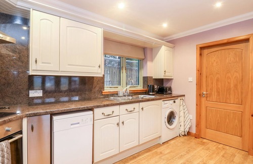 Spean Bridge Cottage | LITTLE TIGH CLOVELLY, romantic, with a garden in Spean Bridge