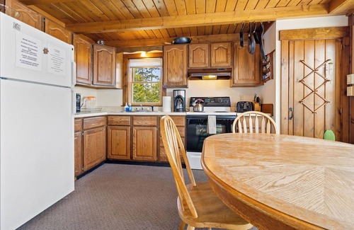 Port Clyde Apartment | Little White Caps, quaint cottage overlooking Port Clyde Harbor