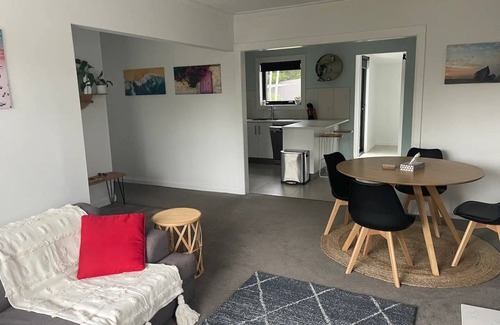 Riverside House | Little White House on Ecclestone close to city centre and Tamar Valley Wineries!