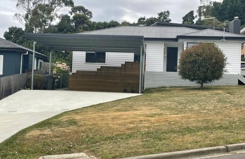 Riverside House | Little White House on Ecclestone close to city centre and Tamar Valley Wineries!