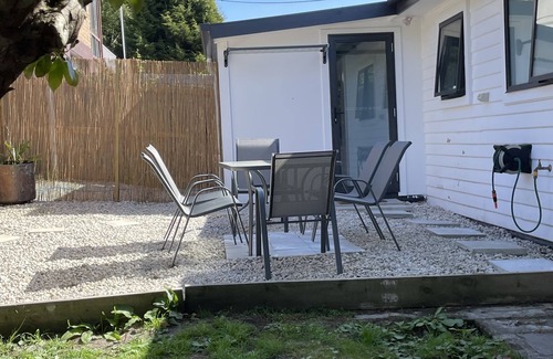 Riverside House | Little White House on Ecclestone close to city centre and Tamar Valley Wineries!