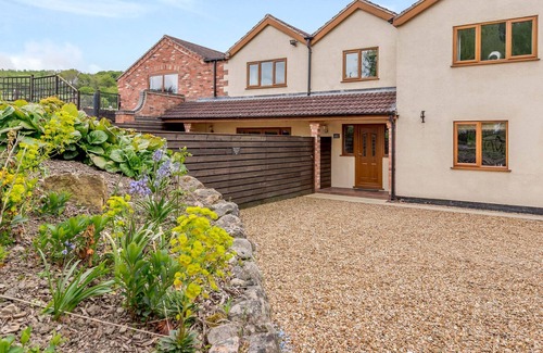 Alfreton Apartment | LITTLE WILLOW, pet friendly, with a garden in Golden Valley