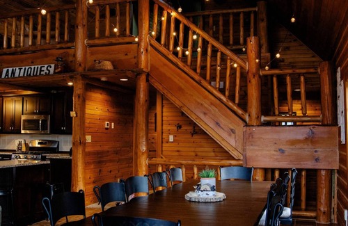 Weyauwega Cabin | Little Wolf Lodge–Spacious 5+ Bedroom Cabin on the Little Wolf River! Sleeps 16