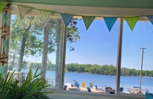 National City Cottage | Little Yellow Cottage - Beach - Little Island Laken