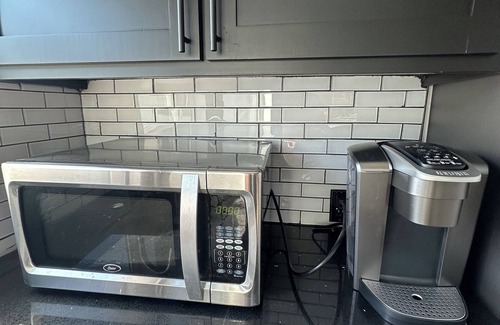 Del Aire House | Live like a Hollywood superstar. Right next to LAX, SoFi Stadium, and beaches.